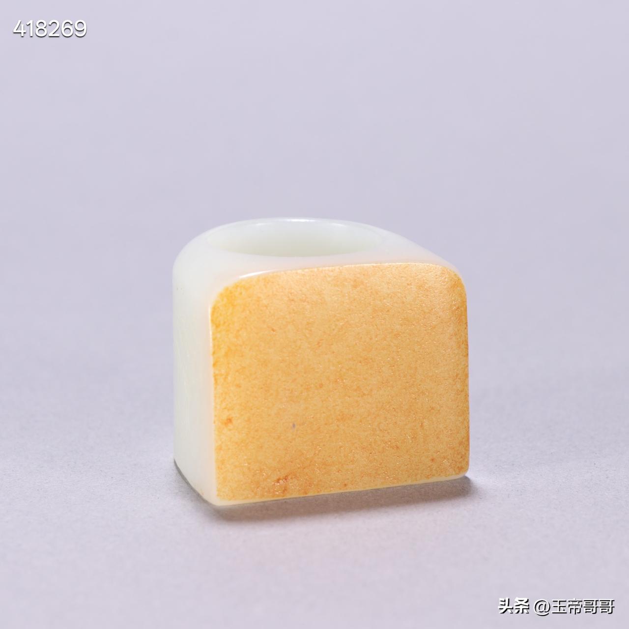 清 和田玉籽料狩猎纹马蹄扳指
规格：内径2.2cm宽2.9cm