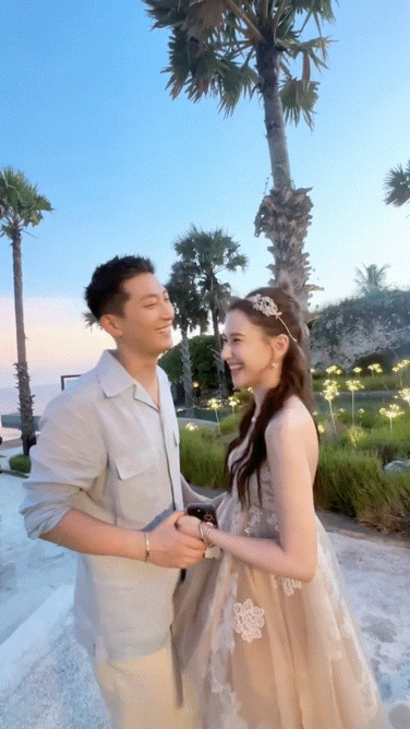 向太疑似暗指窦骁何超莲闹离婚窦骁 何超莲 向太爆料又引导出来了这一对，但我感觉窦