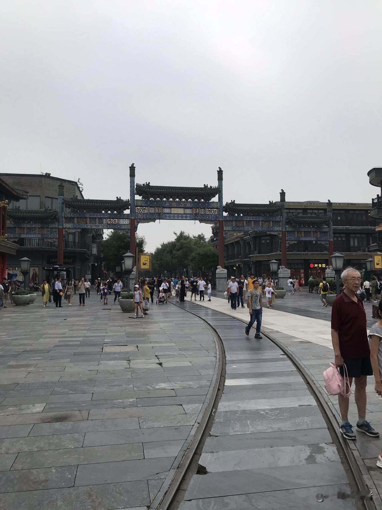 深圳生活久了的人去哪个城市看建筑都不服气，唯独北京。因为如果论时髦，作为设计之都