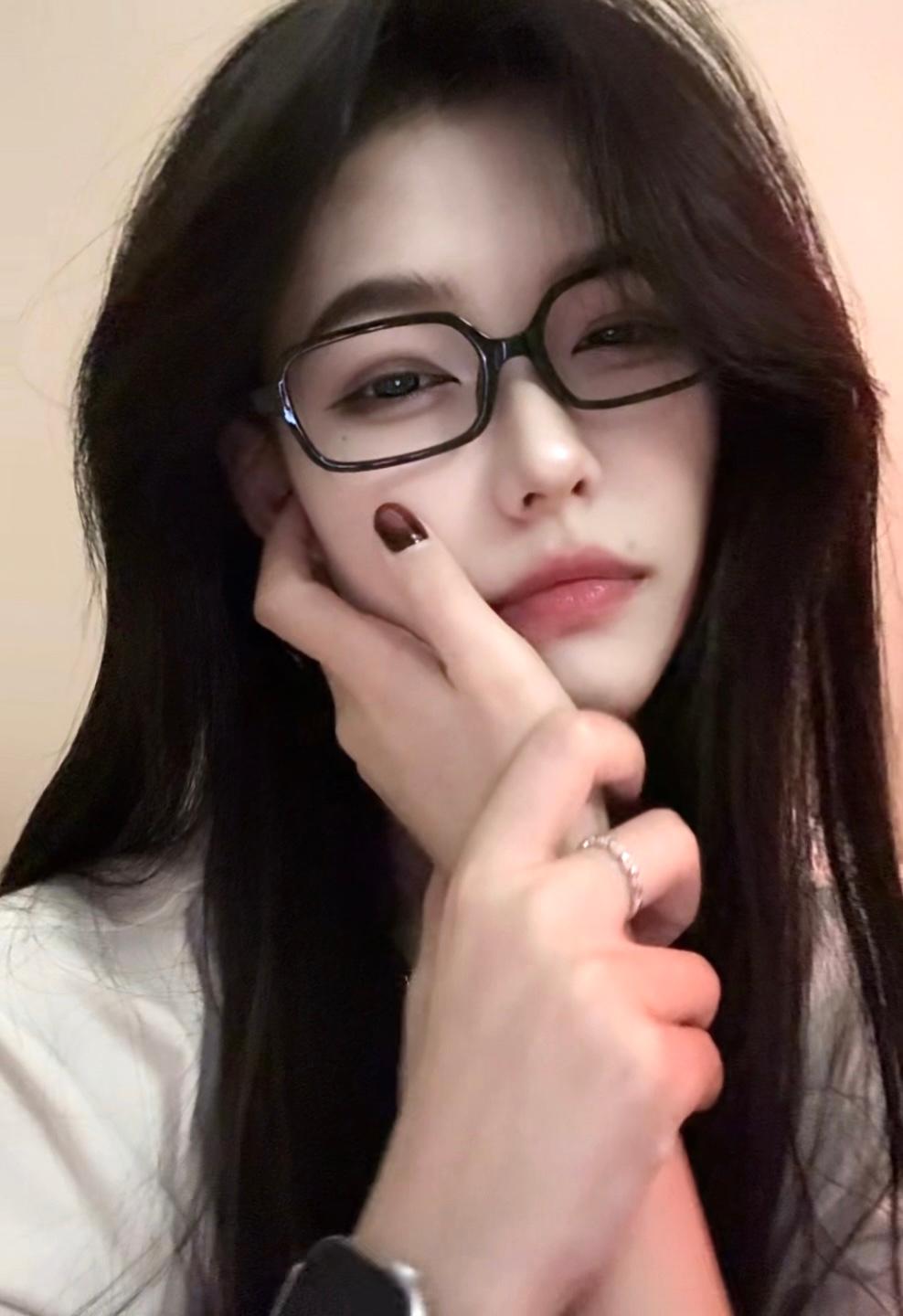 你凑近的瞬间，我就知道你要说的不是晚安