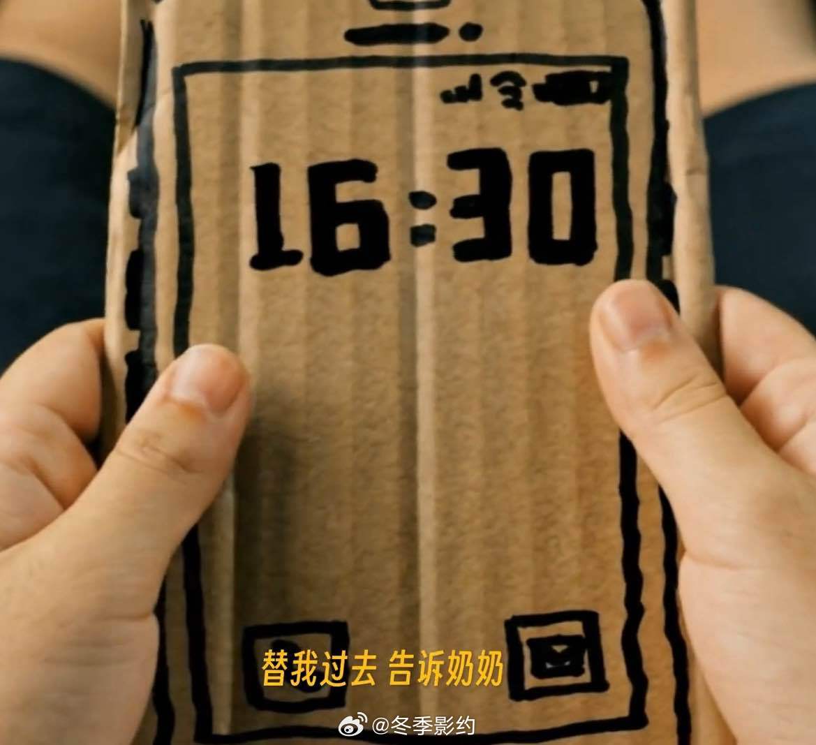 AI短片纸手机火了没有撕心裂肺的哭喊，只有安静的期盼，《纸手机》用最克制的镜头，