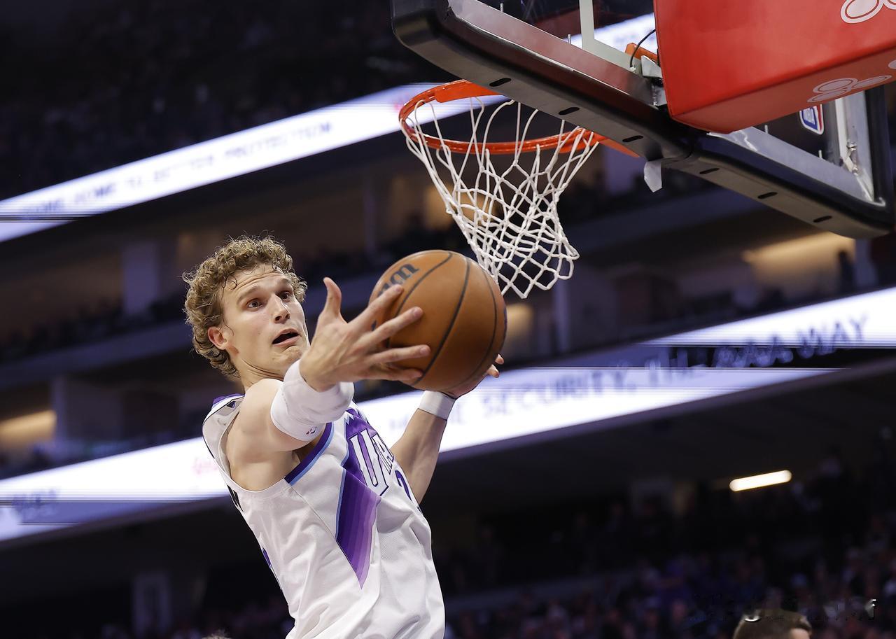 艾维+哈里斯+霍兰+首轮签换马尔卡宁？
近日，一些NBA评论员给活塞队出了个交易