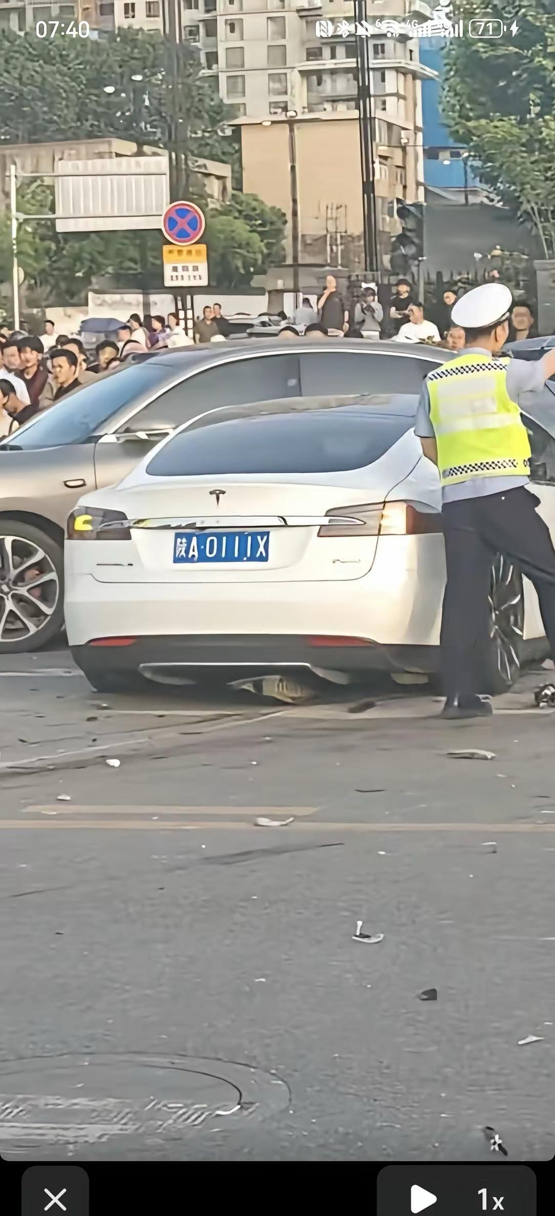 当年认识一个人，买了两台特斯拉，一个一百多万，一个八十多万，他说，这个车会跳舞，