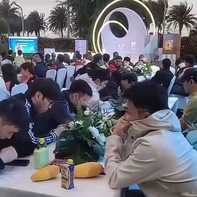 海南亚洲杯晚宴聚会怎么没看见饭菜啊