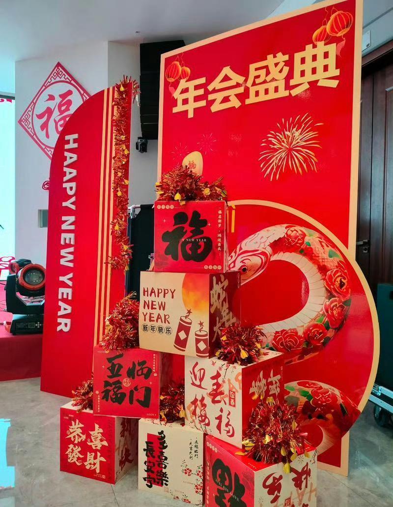 到处都在取消年会，原因主要5个：

1. 大环境降本增效，绝大部分公司都在收紧开