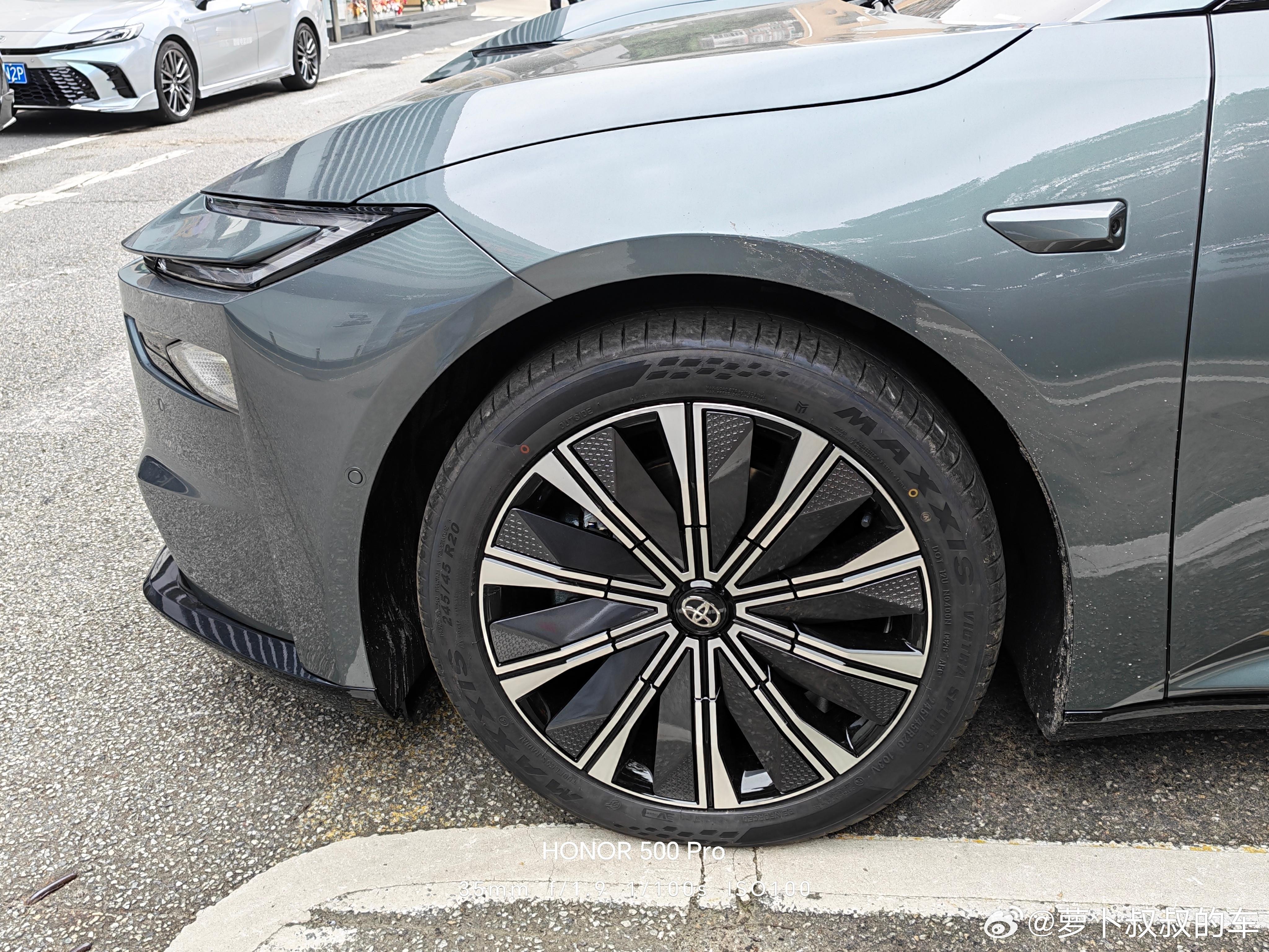 铂智7 20寸黑核轮毂一开始看到还不太喜欢看久了也挺有个性的21寸要加价就算了铂