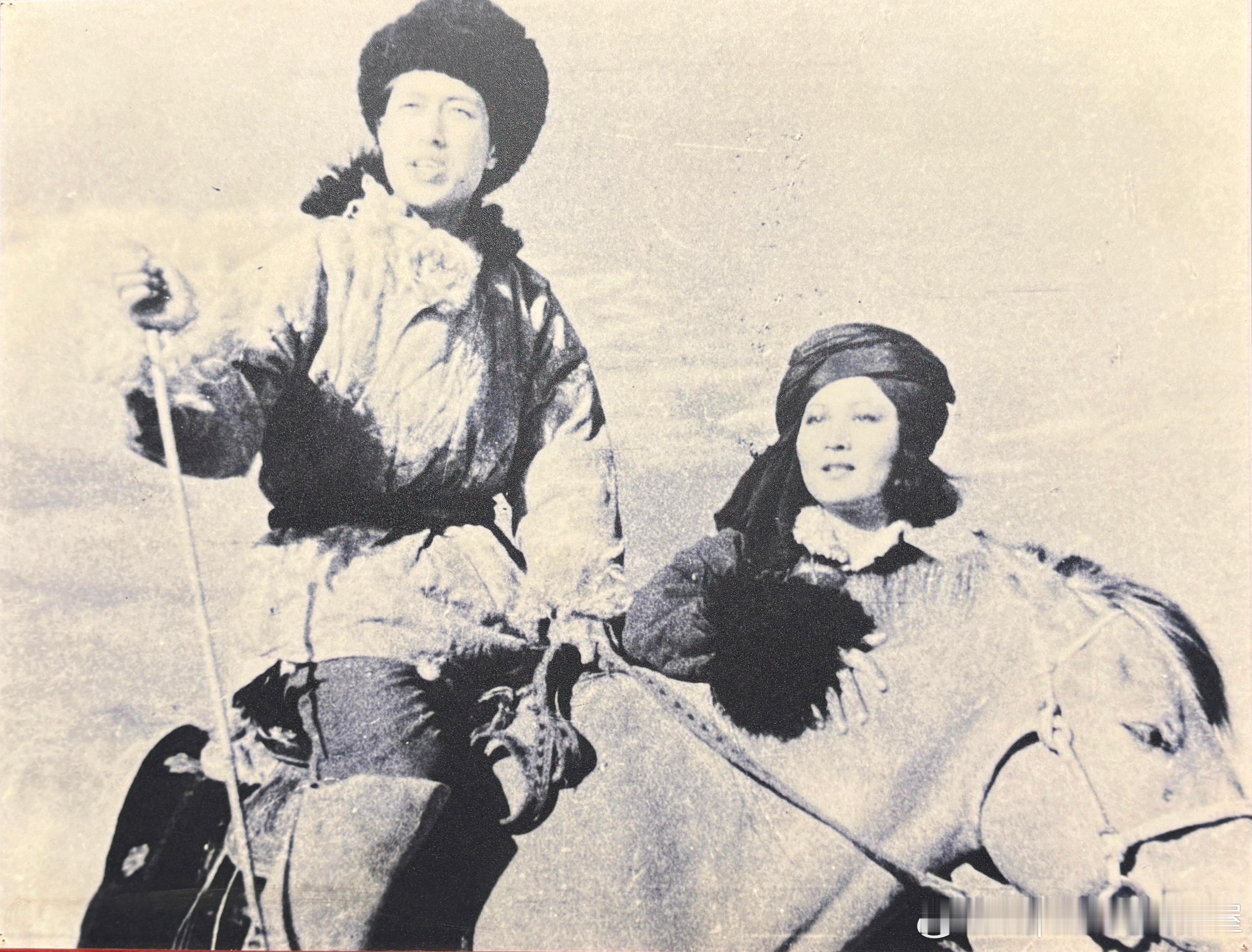 1942年电影《塞上风云》剧照，丁士雄（陈天国饰演）与迪鲁瓦的妹妹金花儿（黎莉莉