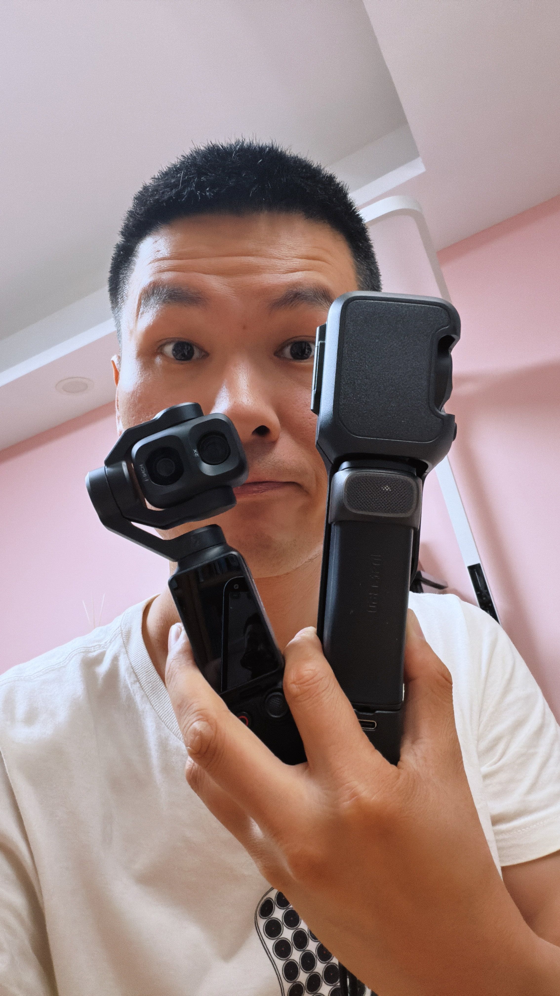 先说个，影石Luna有个外壳挺好，不容易碰到镜头；大疆Pocket4P给了个包包
