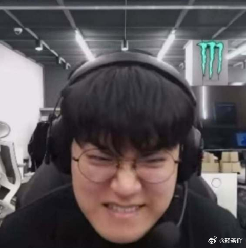 我超，姑妈这状态，花式AD乱杀啊，几乎adc都玩了一遍，哥哥能遭得住不[捂嘴哭]
