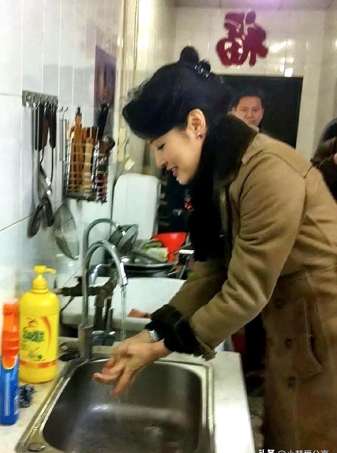 下班回家路上被偶遇，周涛拎着菜篮子跟邻居打招呼你敢信？
说实话，她那件咖啡色外套