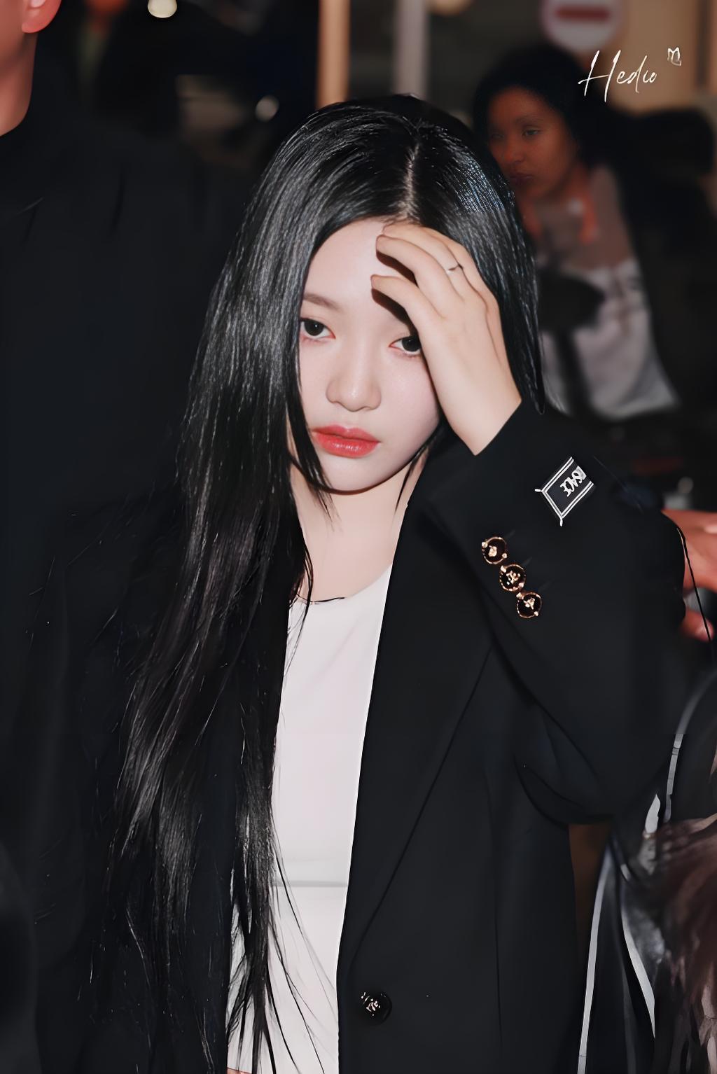 宁艺卓穿西装也太有范儿了！她穿上西装瞬间气场全开，精致的西装版型把她的身材勾勒得