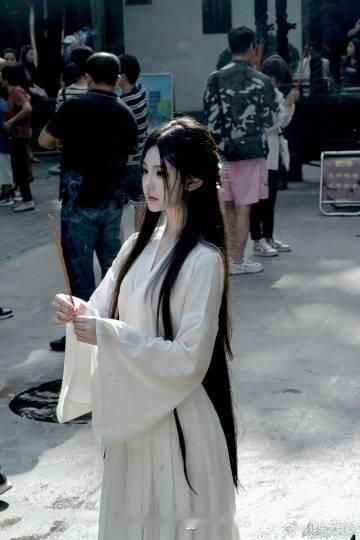 何超莲 窦骁在娱乐圈和豪门的交织世界里，何超莲与窦骁这对情侣的故事，就像一部精彩
