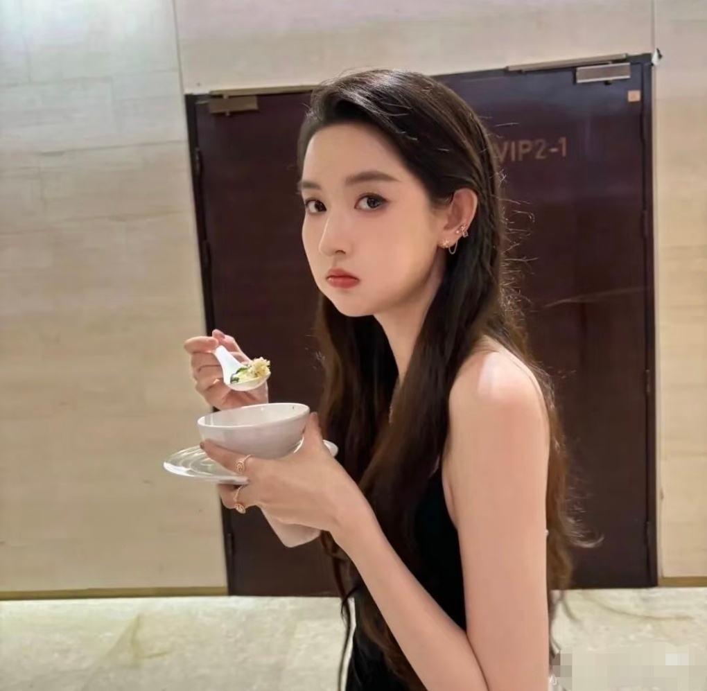 王玉雯小城春色开机小城春色王玉雯很擅长演绎独立女主，综艺里通透清醒。放到现偶里刚