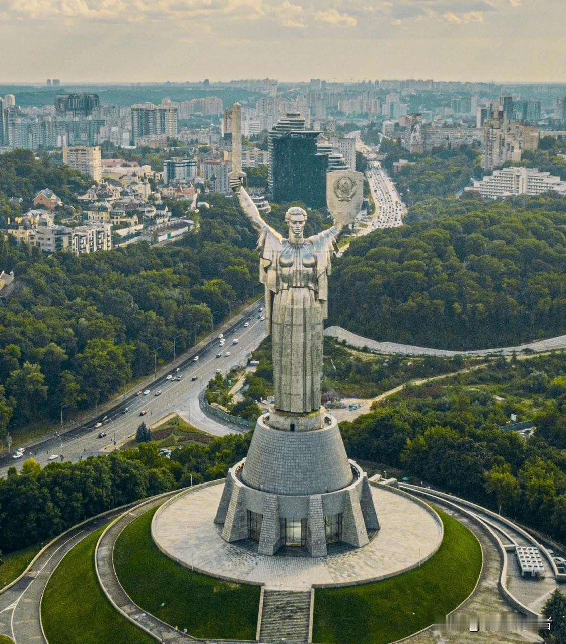 乌克兰独立日迎来外交高潮，多位外国领导人齐聚基辅
 
8月24日是乌克兰独立35