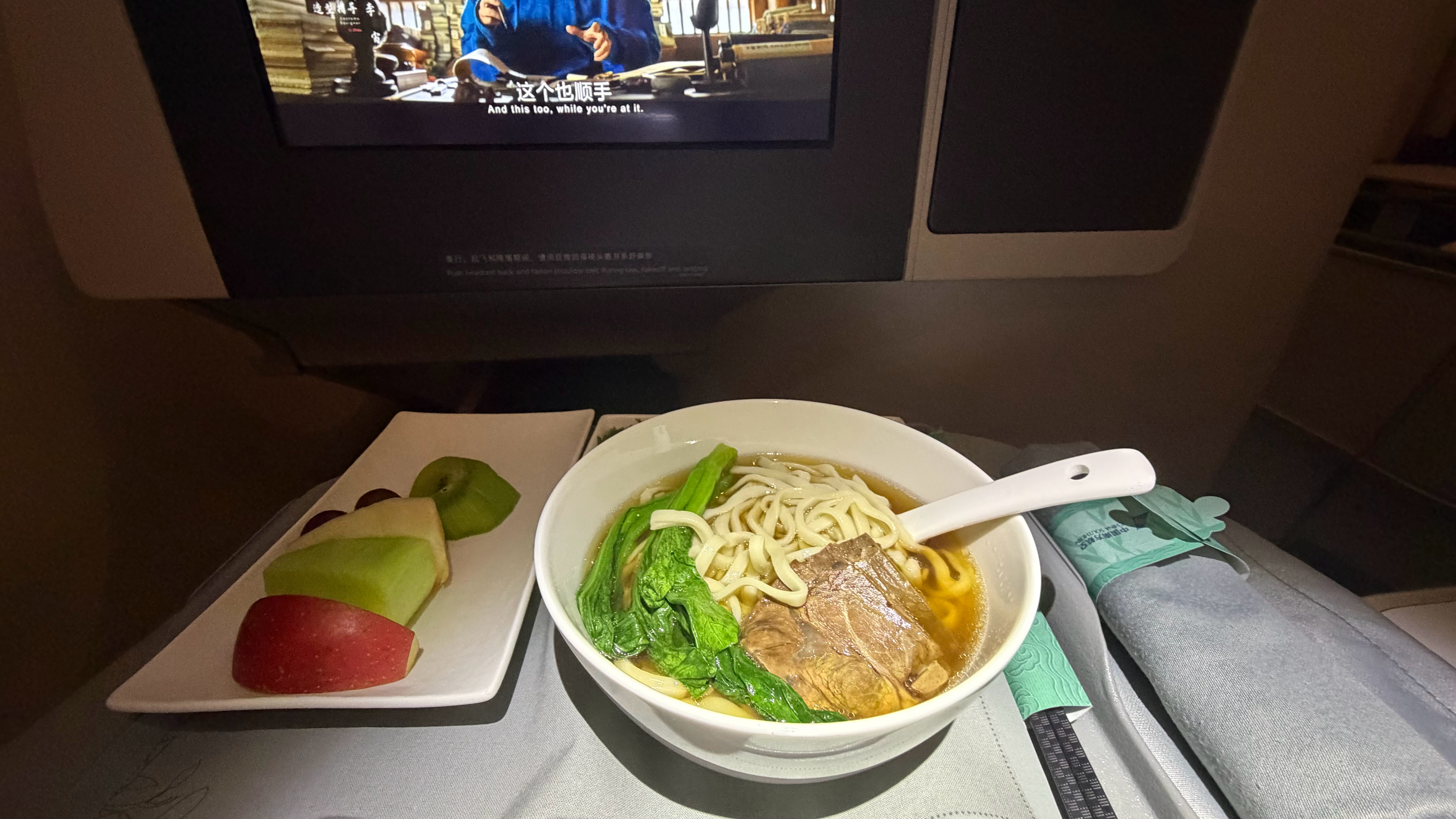 此时此刻 才刚吃上今天第一顿饭