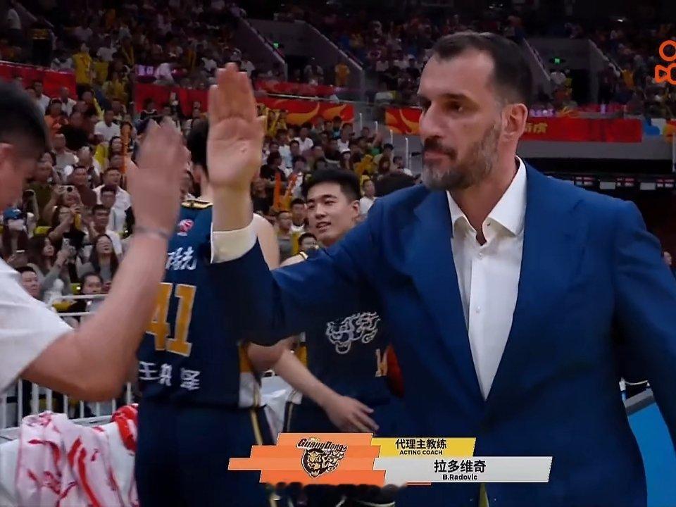 跟在杜导身边这么久时候看你发挥了。广东男篮vs宁波男篮