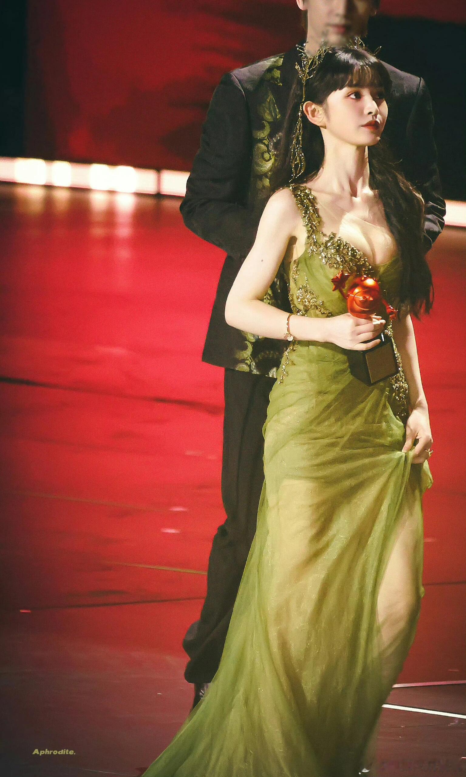 田曦薇的曼妙身姿 富有且慷慨，红毯最期待选手 