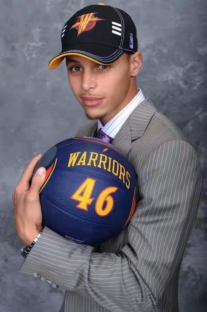 到了生涯末期，才知道有母队的好处。
1.库里（母队：勇士）
从选秀进入NBA后，
