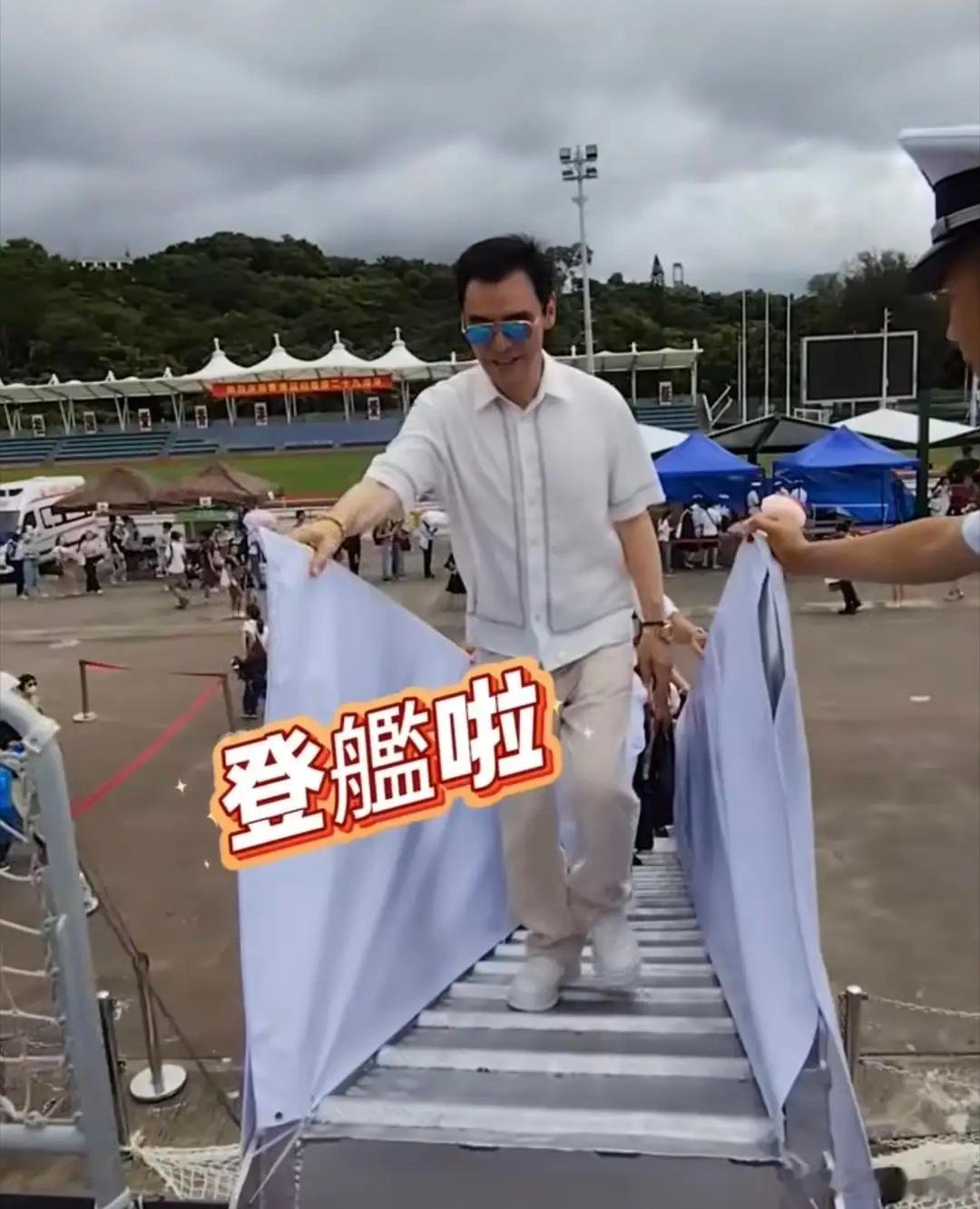 钟镇涛带16岁女儿登南宁舰，与海军合照表情自豪，直言兴奋又光荣！ 