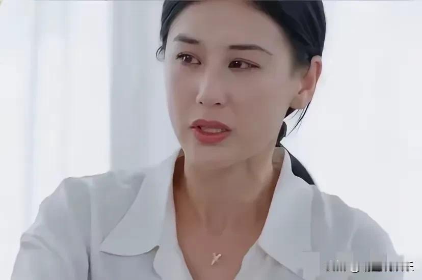 曾经的当红女星为什么不活出自我？
在婚姻里被防备，被嫌弃，被轻视，
普通夫妻间的