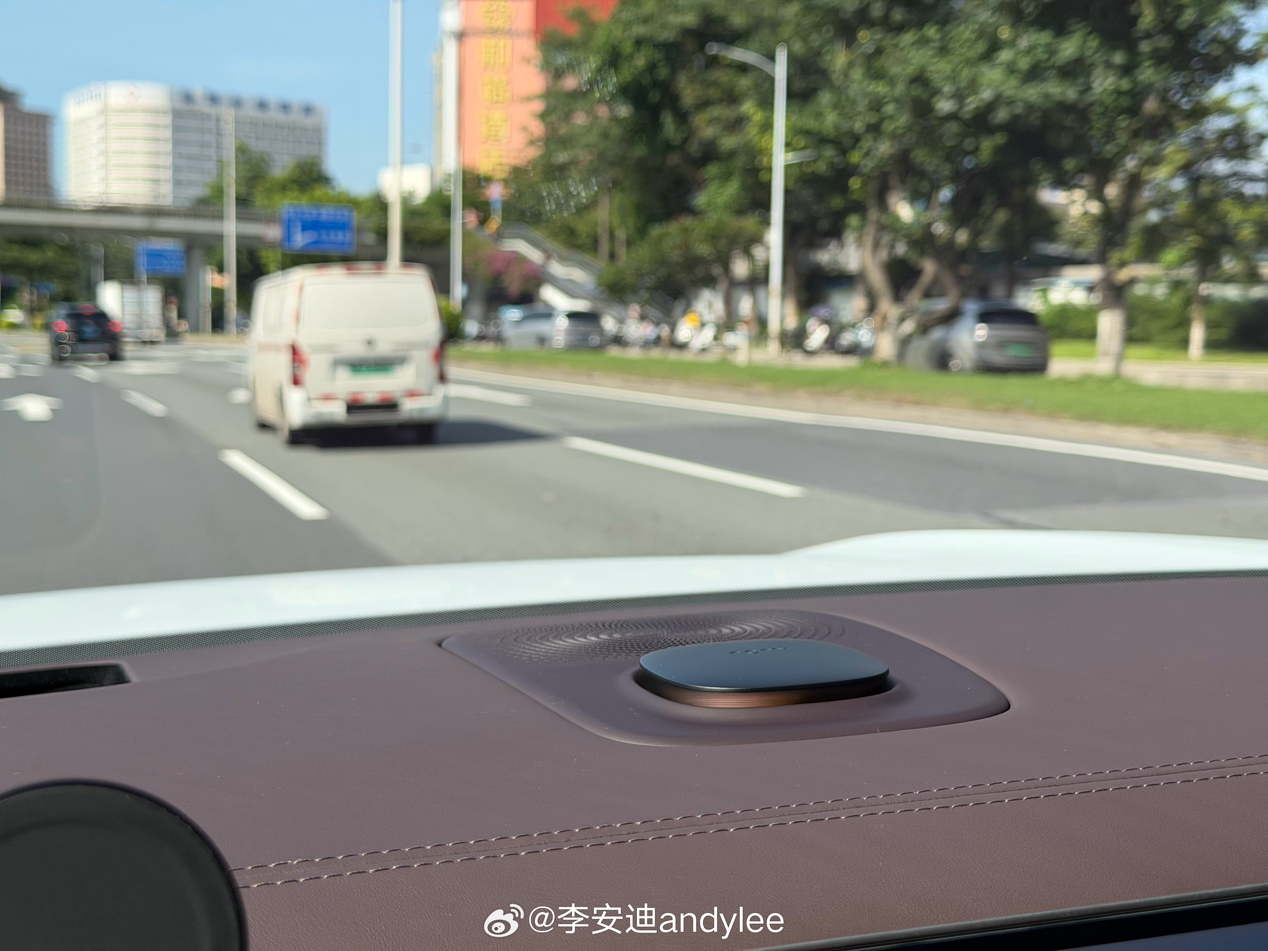 我买了这么多次蔚来的车，第1次是没有装这个NOMI的,我发现这个halo呢。里面