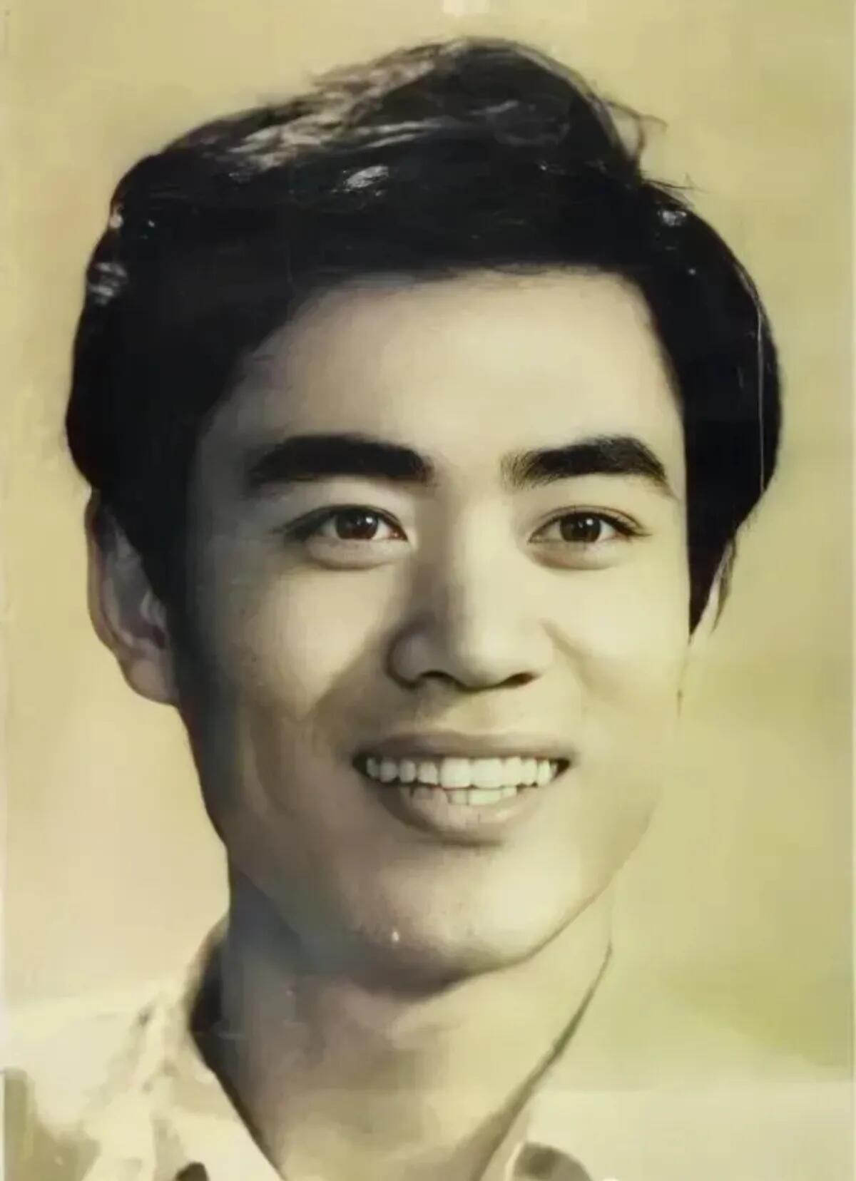 原来他年轻的时候就长得这么帅气，是标准的浓眉大眼的帅哥，是好多人最喜欢的男演员之