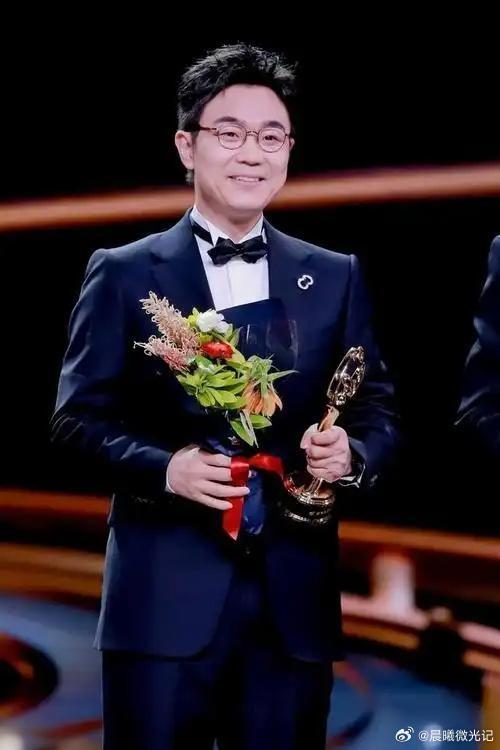 大鹏11年从新人导演成长为最佳导演大鹏获最受传媒关注导演编剧 一次舞台两份荣誉，