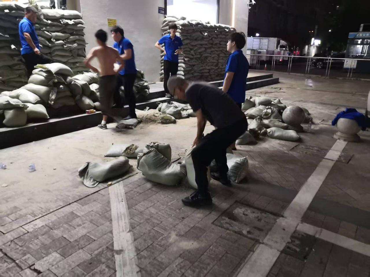 下图：是浙江温州市鹿城区，抗击强台风现场，70岁陈教授亲自参与，沙袋放置已就绪。