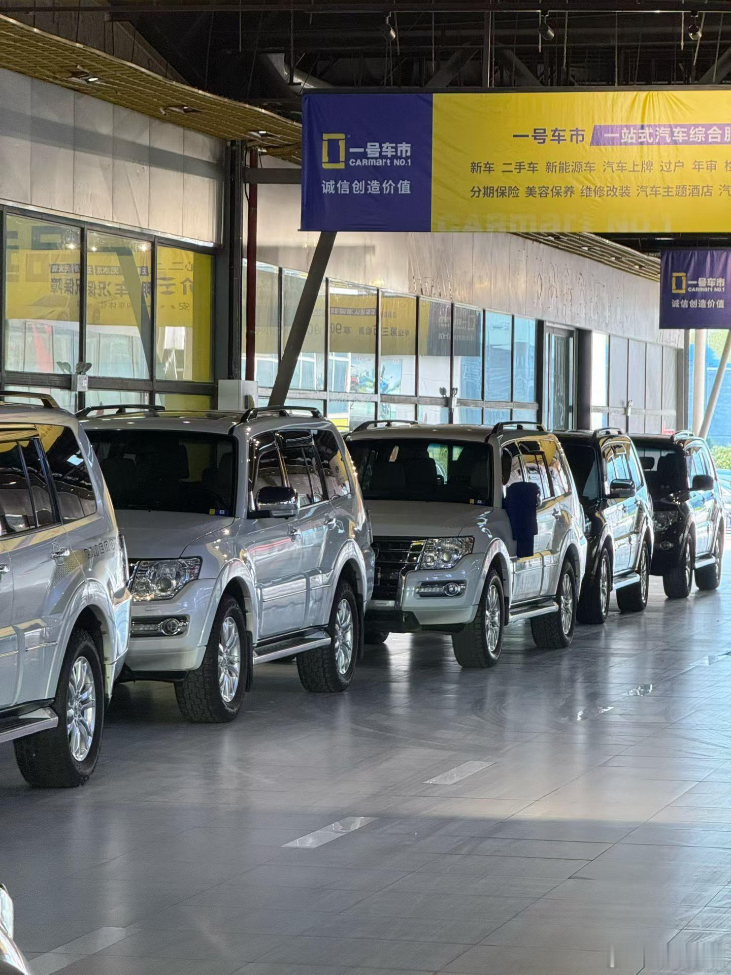 我武穴老乡在车市租了一个展厅专门卖帕杰罗 太牛了