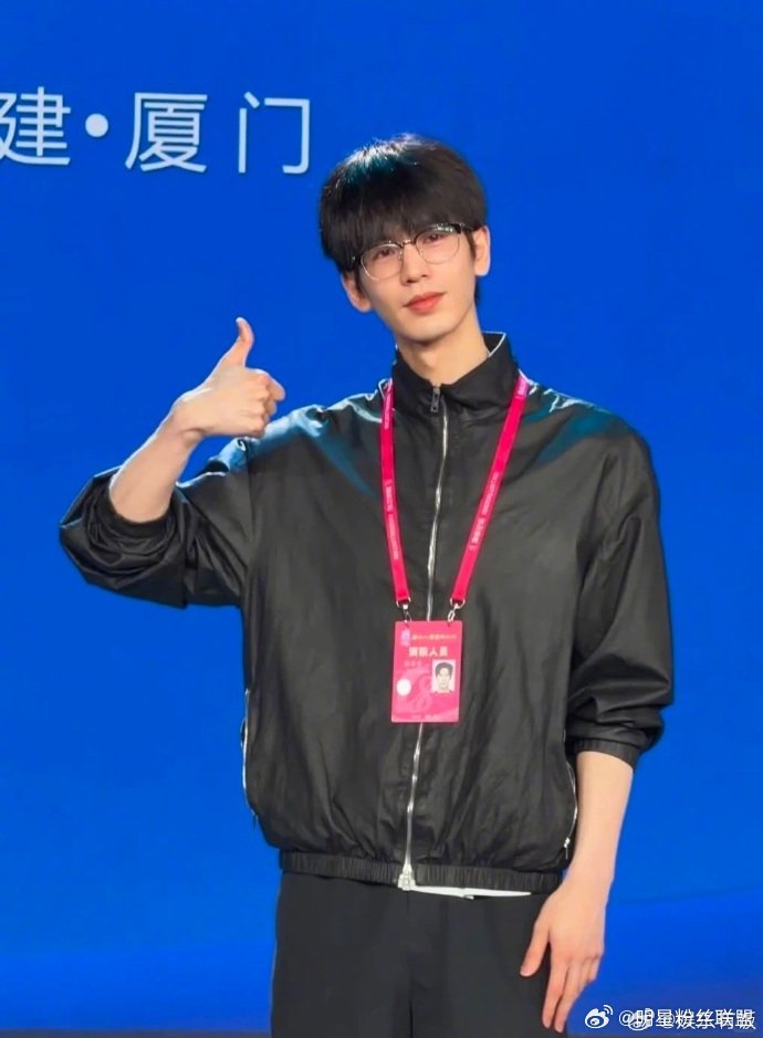 张凌赫活动证件上用的真名 张凌赫活动证件曝光，用的不是艺名而是本名“张家玮”。顺