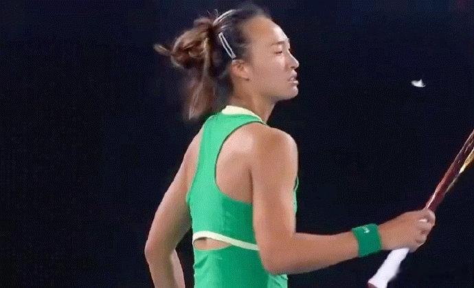 #郑钦文吹羽毛这一下# 郑钦文吹羽毛这下好好哦！这个慢镜头我反复观看好多次...