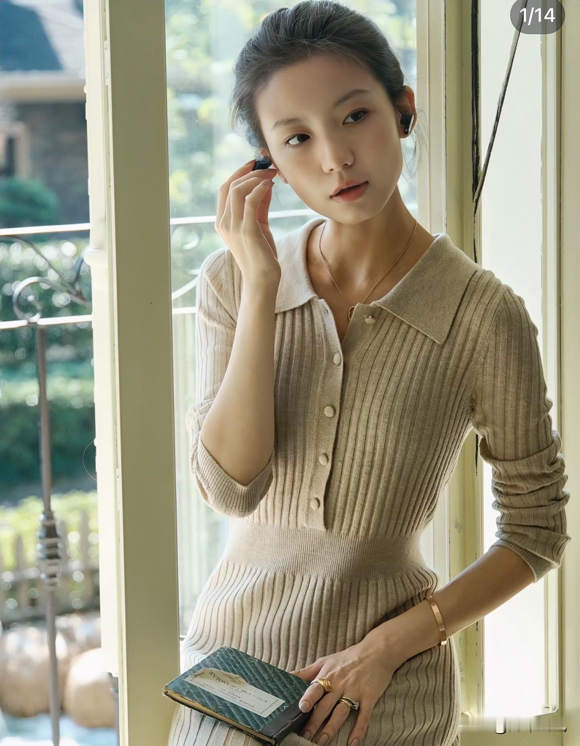 谁不想每天美美的出门呀！不用搞多复杂，简单穿搭也能亮眼又舒服[笑哭]

通勤选基