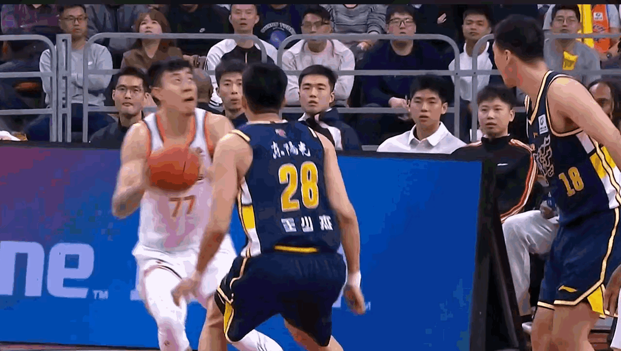 王者回归了，一记爆扣，一声呐喊，替辽宁队解了恨，替上海男篮出了上赛季不公的气，也