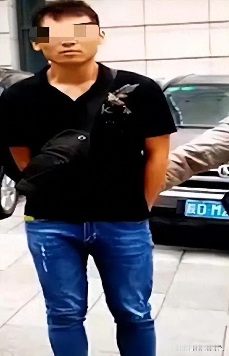 史泰龙已被枪决！大快人心！都是他自找的！

入室盗窃被捕后，杀死一名辅警，刺伤一