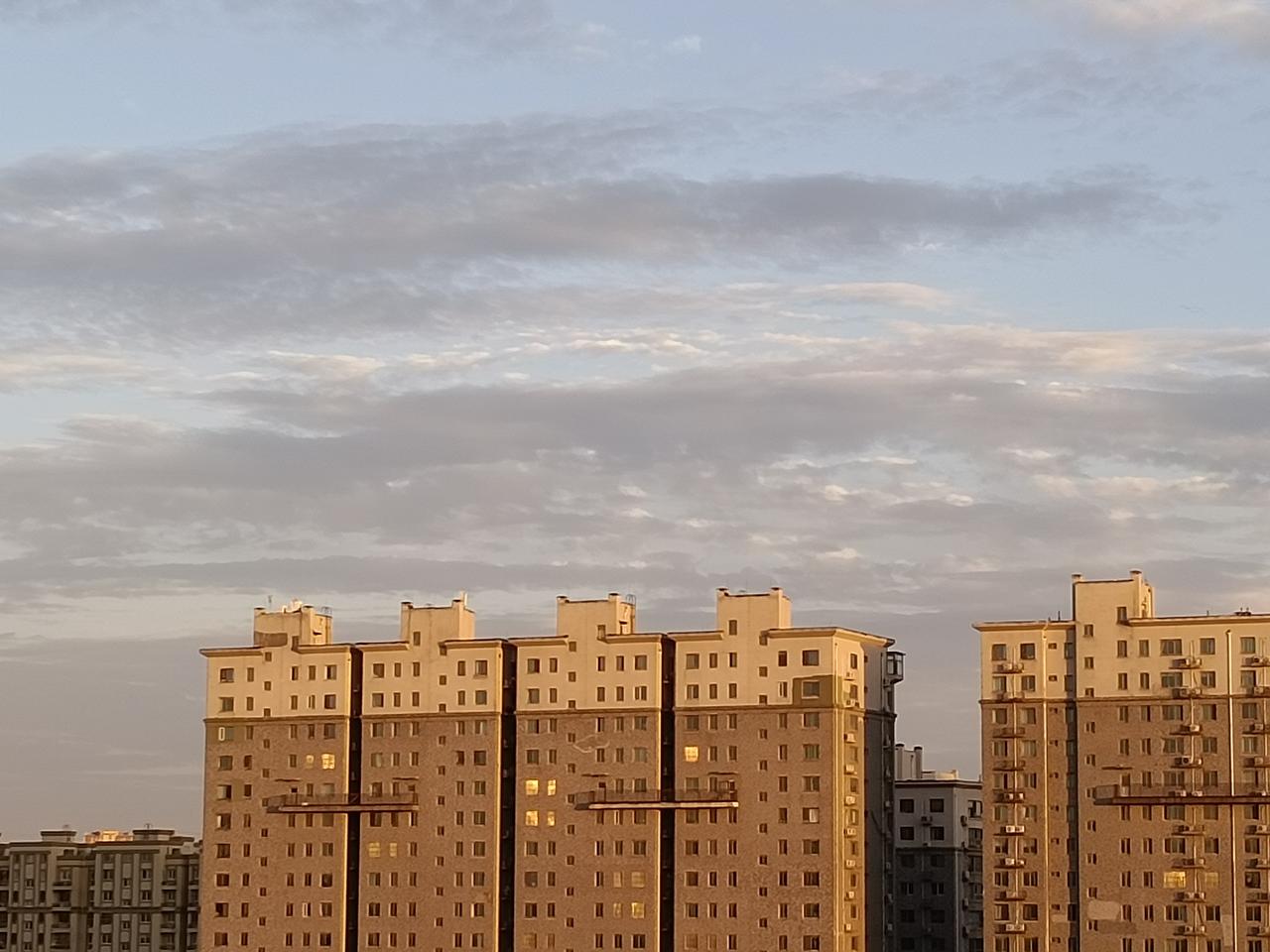 生活中靠自己还是靠别人靠自己站稳，靠别人走远。真正的智慧，是懂得何时独自撑伞，何