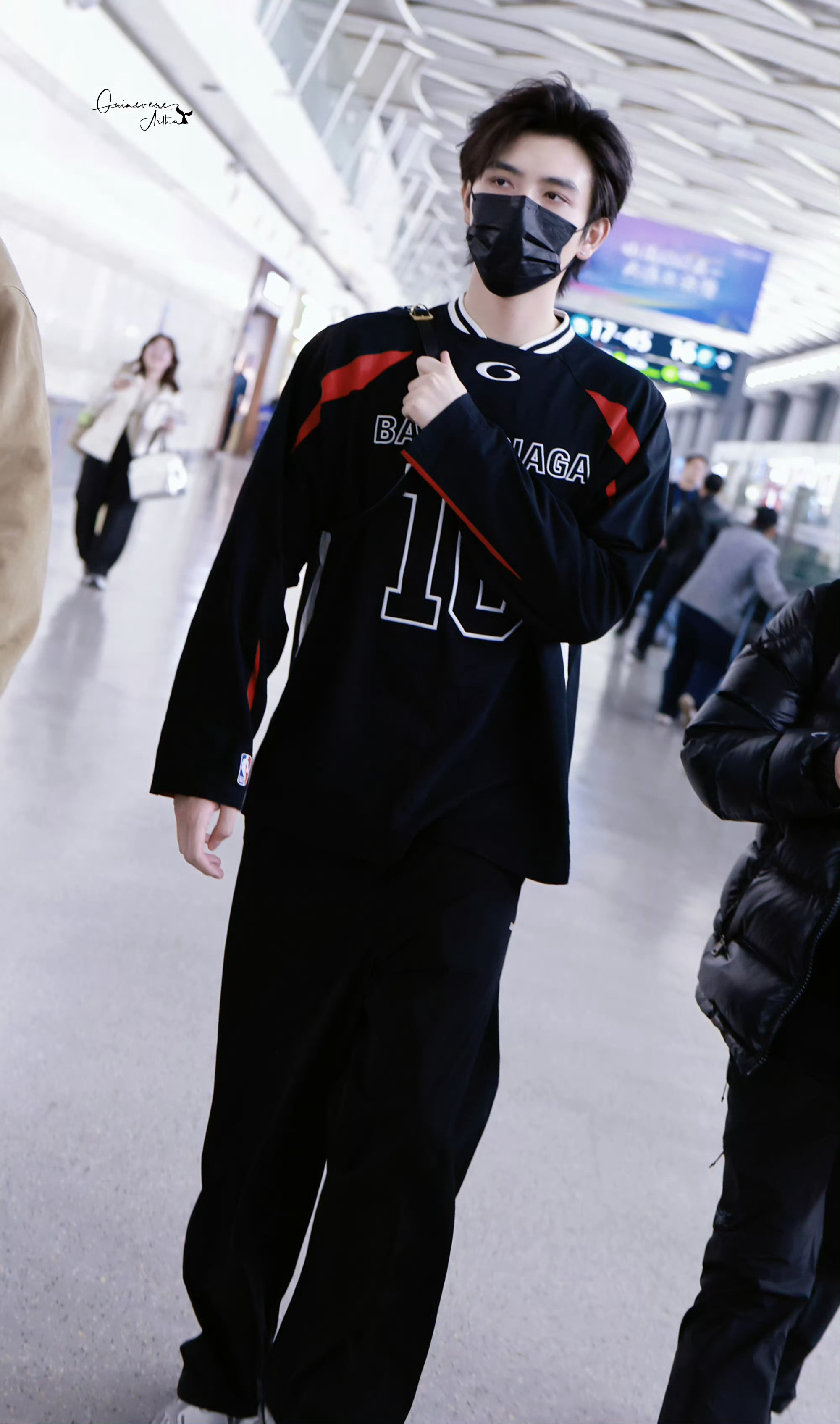 陈飞宇 × BALENCIAGA品牌挚友出发巴黎时装周，再度受邀品牌冬季大秀，继