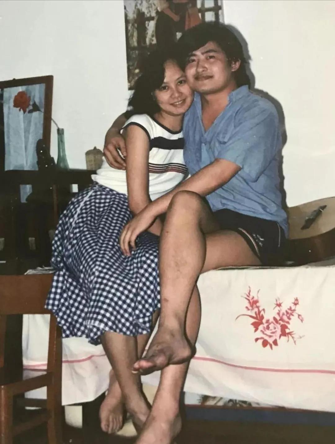 这是1988年，刘欢和妻子卢璐的一张合影。
两人相识9天便私定终身，搁现在叫也“