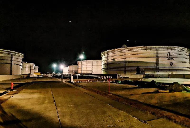 两名伊拉克石油官员称，若油轮无法安全航行并停靠装货港口，伊拉克将不得不减产超30