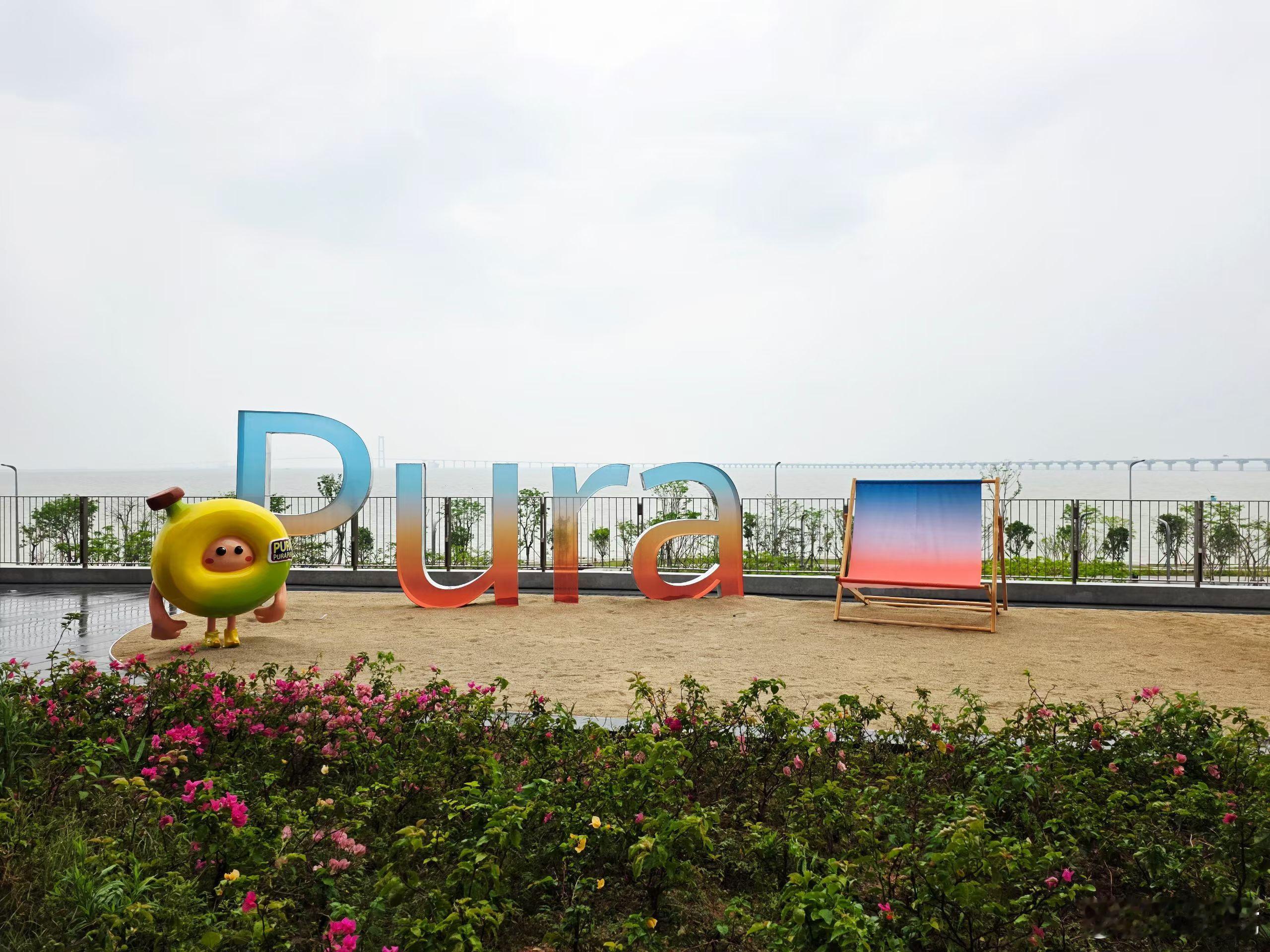 华为Pura系列新品发布突然下起了大雨，遇水则发。 