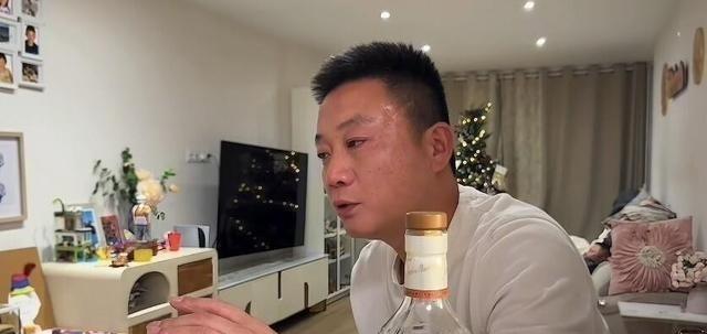 石榴和大军表面亲戚背地勾搭，把俩老实人当傻子耍。彩霞急得不行，但大姐夫说这是因果