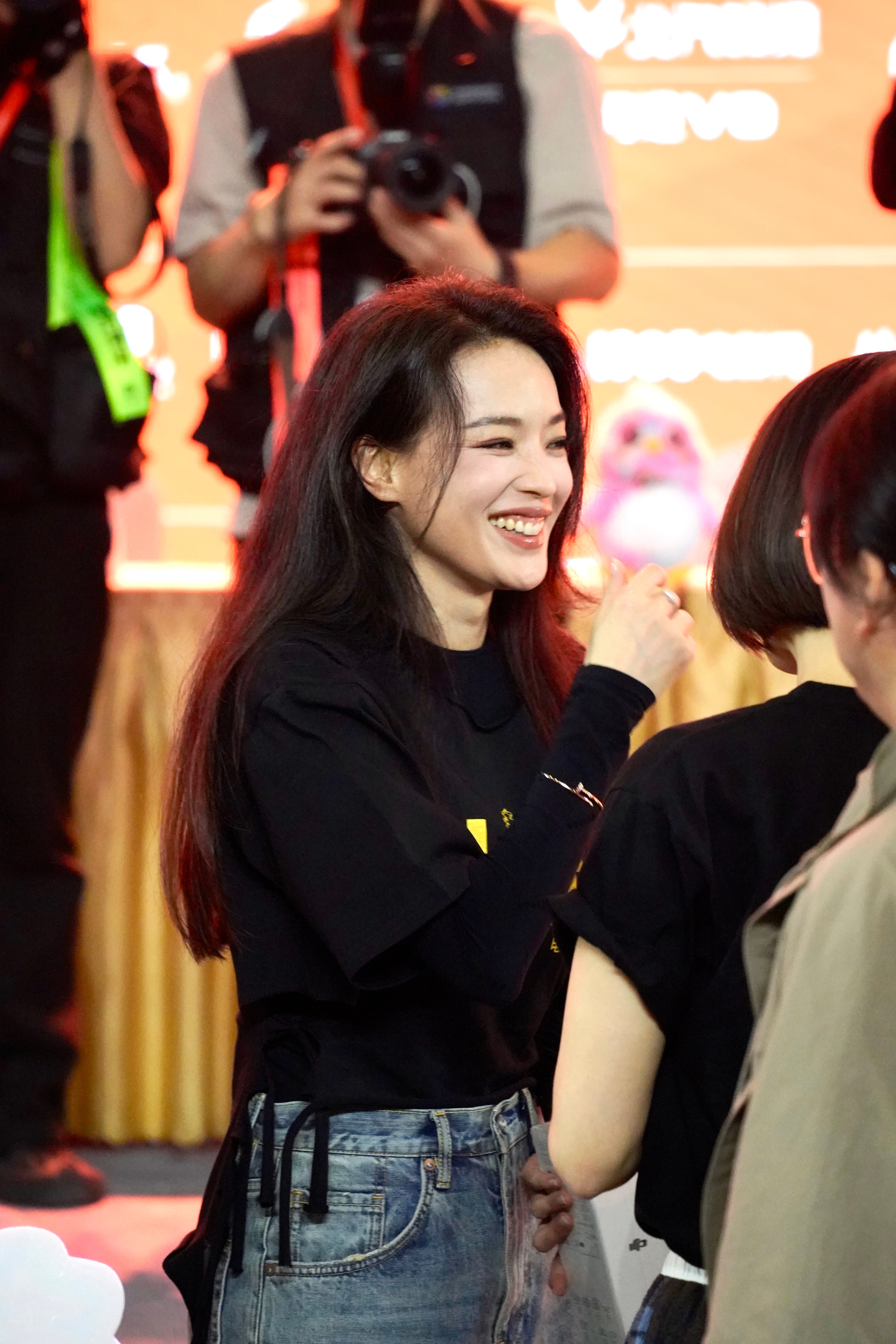 昨天刚在北影节项目创投·评委见面会见到舒淇，没想到今天就奔赴到中国香港领奖了，好