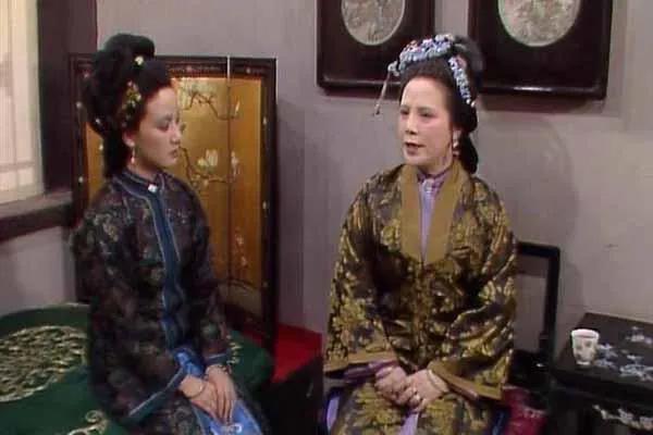 #如何评价邢夫人#邢夫人在贾府是个不被人敬重的人，原因是娘家不是名门望族，在贾家