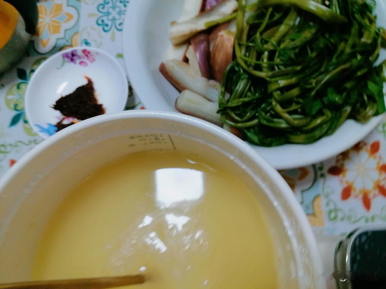 今天吃蘸酱菜。

东北人，最喜欢的日常菜，蘸酱菜算一个。

今天做了第二只茄子，