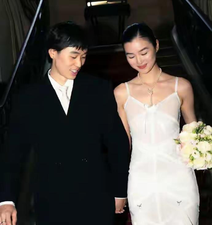 林依轮家儿子娶媳妇了！10月21号，长子林子濠跟法籍华裔超模陈瑜直接在巴黎市政厅