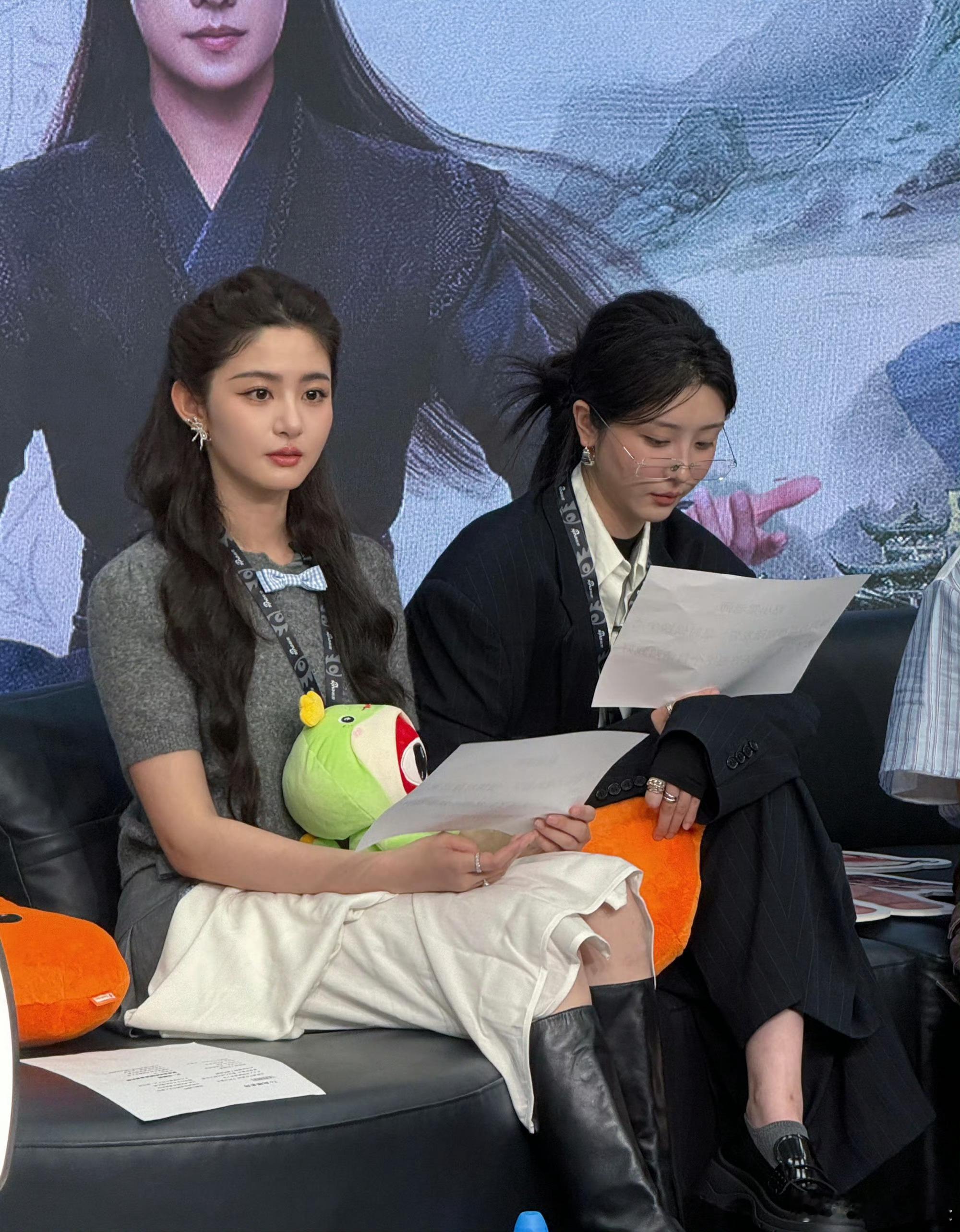赵晴今天扫楼感觉瘦了好多赵晴扫楼造型惊艳亮相！学院风穿搭+清瘦仪态气质飙升，《凡