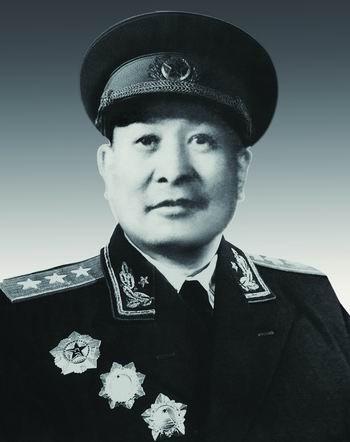 [微风]1949年，74军军长邱维达被俘，负责审核战犯名单的钟期光看到他的名字后