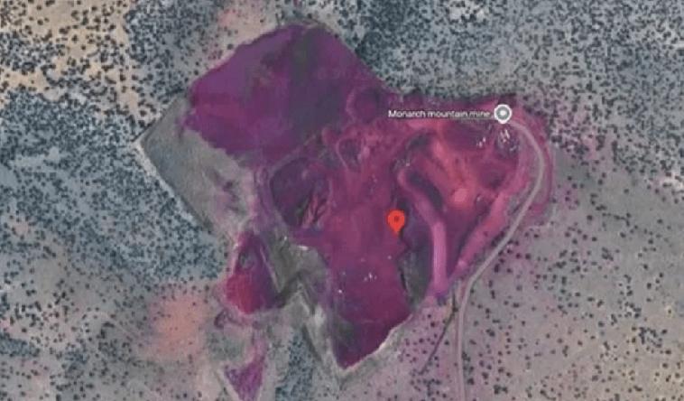 近日，一张谷歌地图卫星照片在全球网络引发广泛关注。在美国新墨西哥州一片荒芜沙漠中