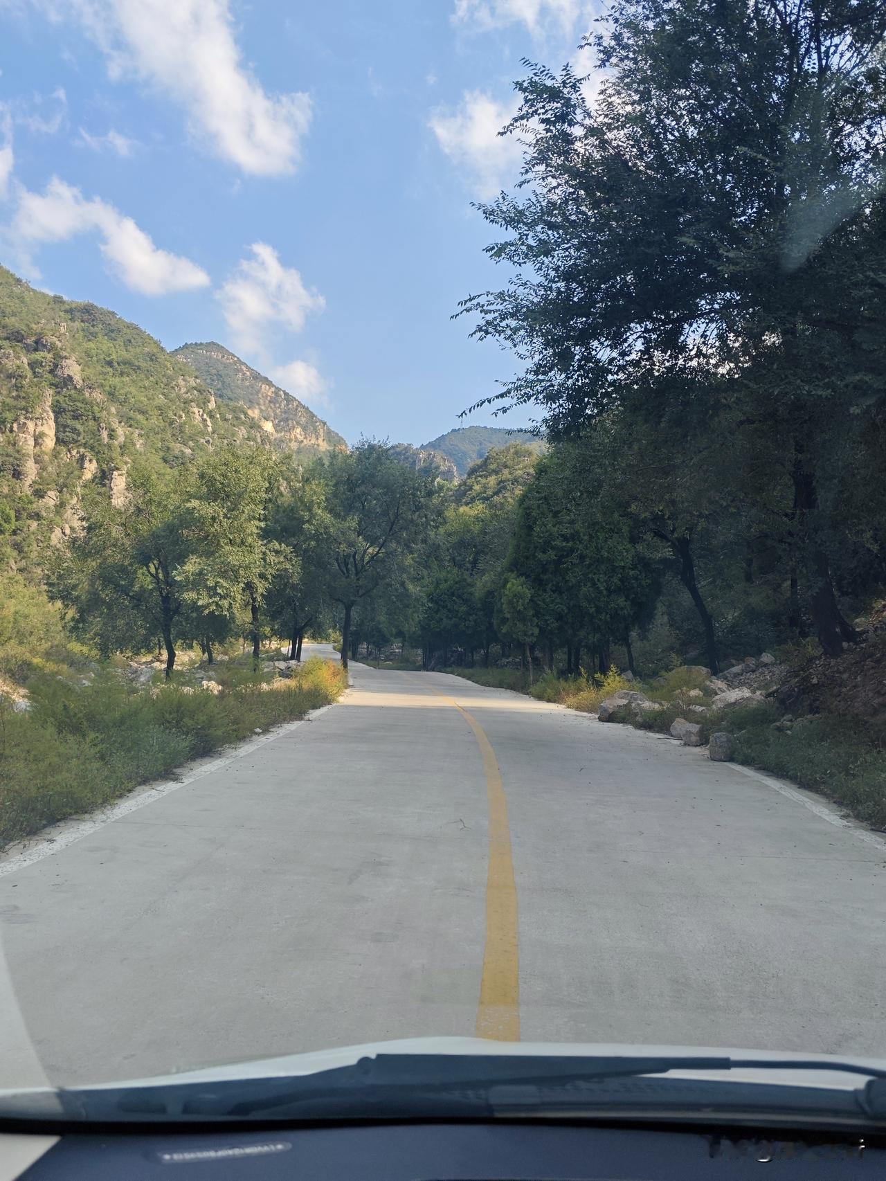 南太行路况快讯:林州太行大峡谷隧道，王莽岭昆山挂壁公路恢复通车。其中林州太行大峡