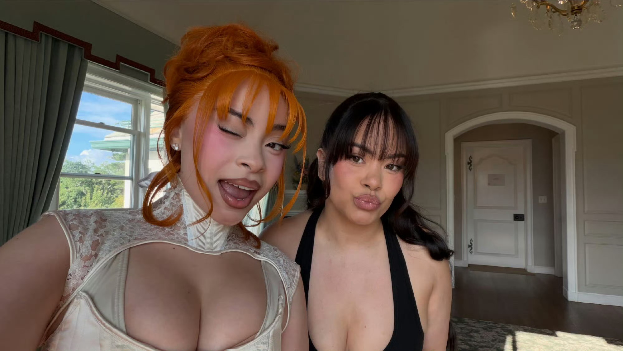 说唱歌手 Ice spice 与母亲最新合影曝光，简直是母女：ice spice