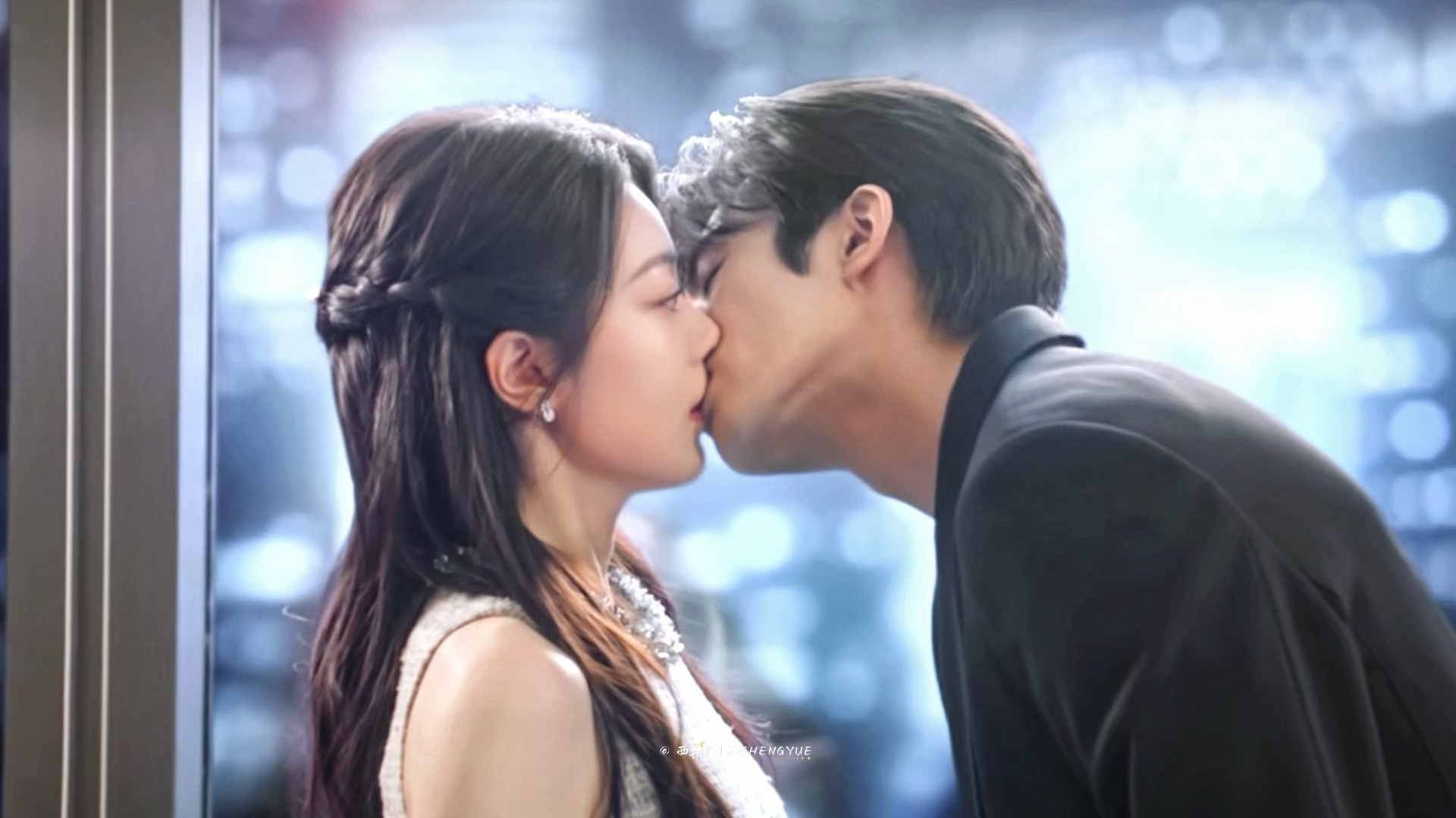 初吻这里真的太小说了🎆🍾略成熟先生和慢成长小姐小姐在A市最高处的亲吻时刻（b